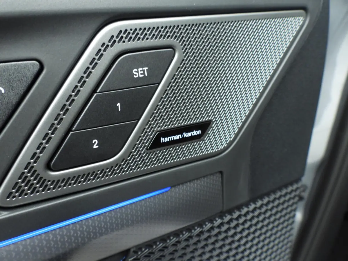 sDrive 20i | M-Sportpakket | LED | HUD | Active cruise | Panoramadak | Trekhaak | Elektr. zetels | DAB | Harman-kardon sound | Alu 20 inch