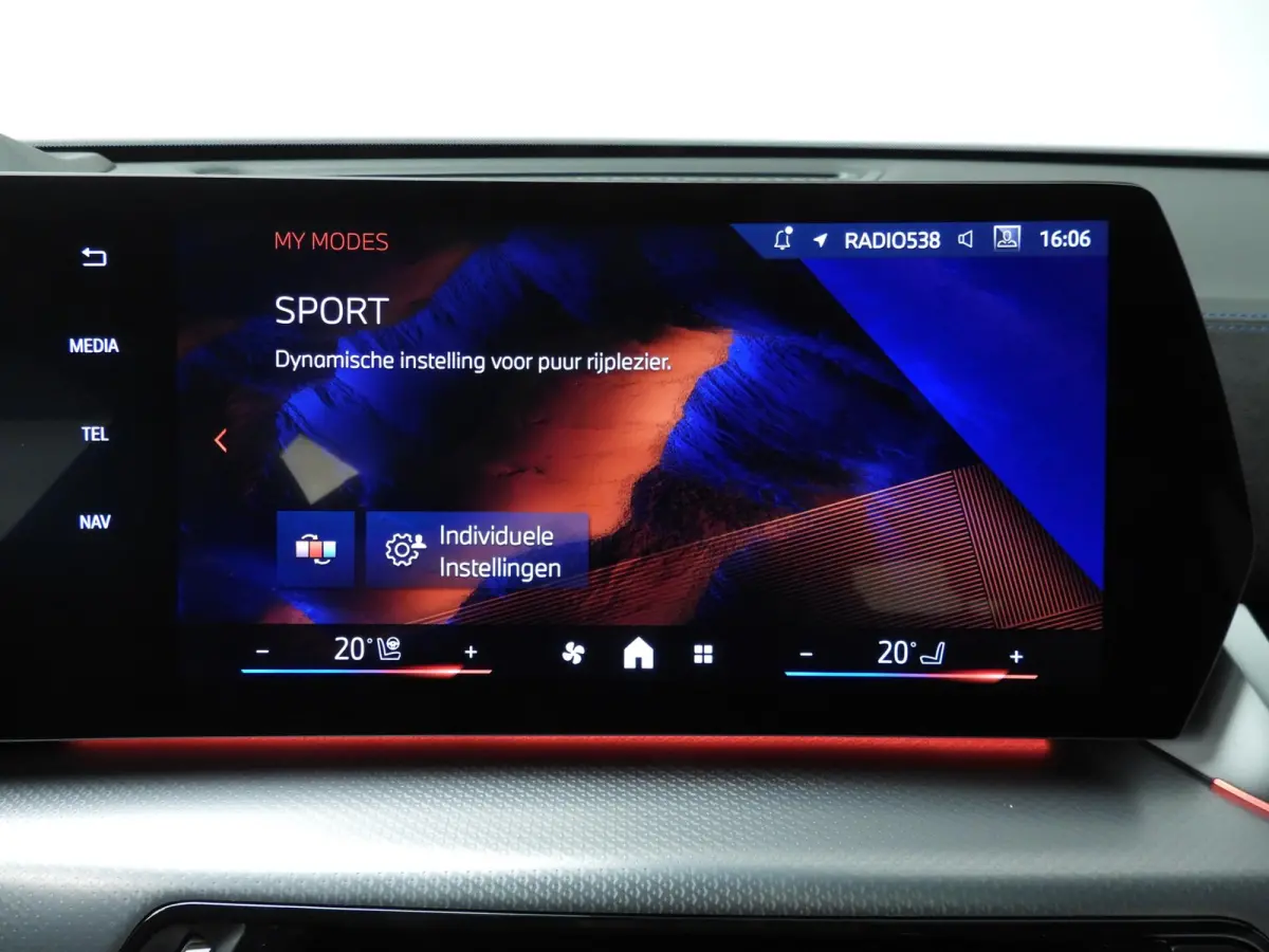 sDrive 20i | M-Sportpakket | LED | HUD | Active cruise | Panoramadak | Trekhaak | Elektr. zetels | DAB | Harman-kardon sound | Alu 20 inch