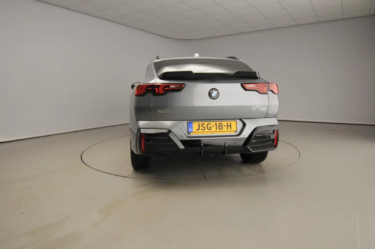 sDrive 20i | M-Sportpakket | LED | HUD | Active cruise | Panoramadak | Trekhaak | Elektr. zetels | DAB | Harman-kardon sound | Alu 20 inch