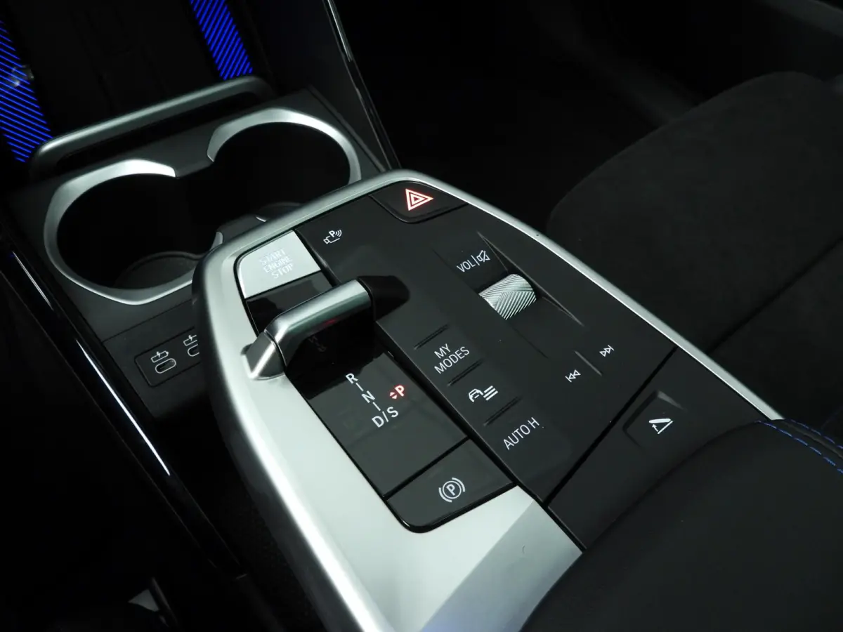 sDrive 20i | M-Sportpakket | LED | HUD | Active cruise | Panoramadak | Trekhaak | Elektr. zetels | DAB | Harman-kardon sound | Alu 20 inch