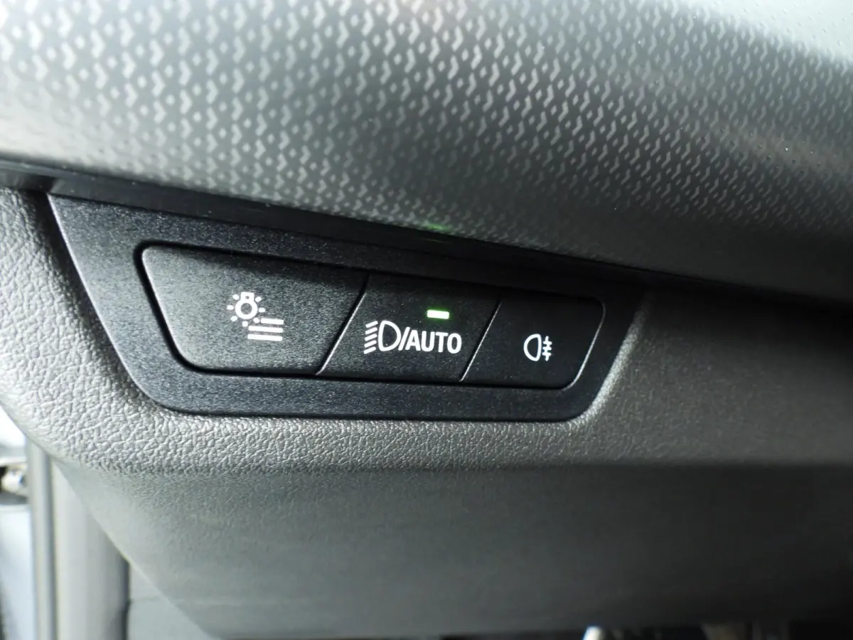sDrive 20i | M-Sportpakket | LED | HUD | Active cruise | Panoramadak | Trekhaak | Elektr. zetels | DAB | Harman-kardon sound | Alu 20 inch