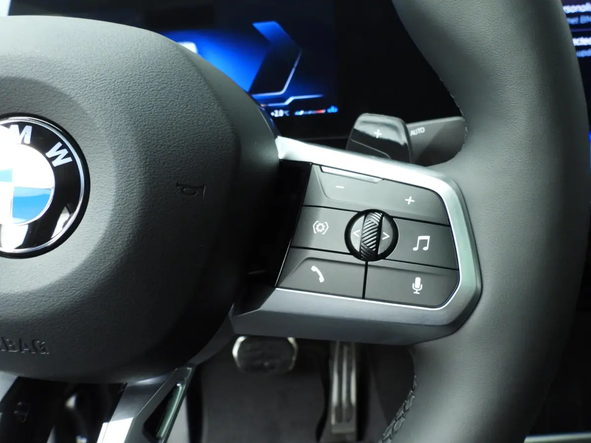 sDrive 20i | M-Sportpakket | LED | HUD | Active cruise | Panoramadak | Trekhaak | Elektr. zetels | DAB | Harman-kardon sound | Alu 20 inch