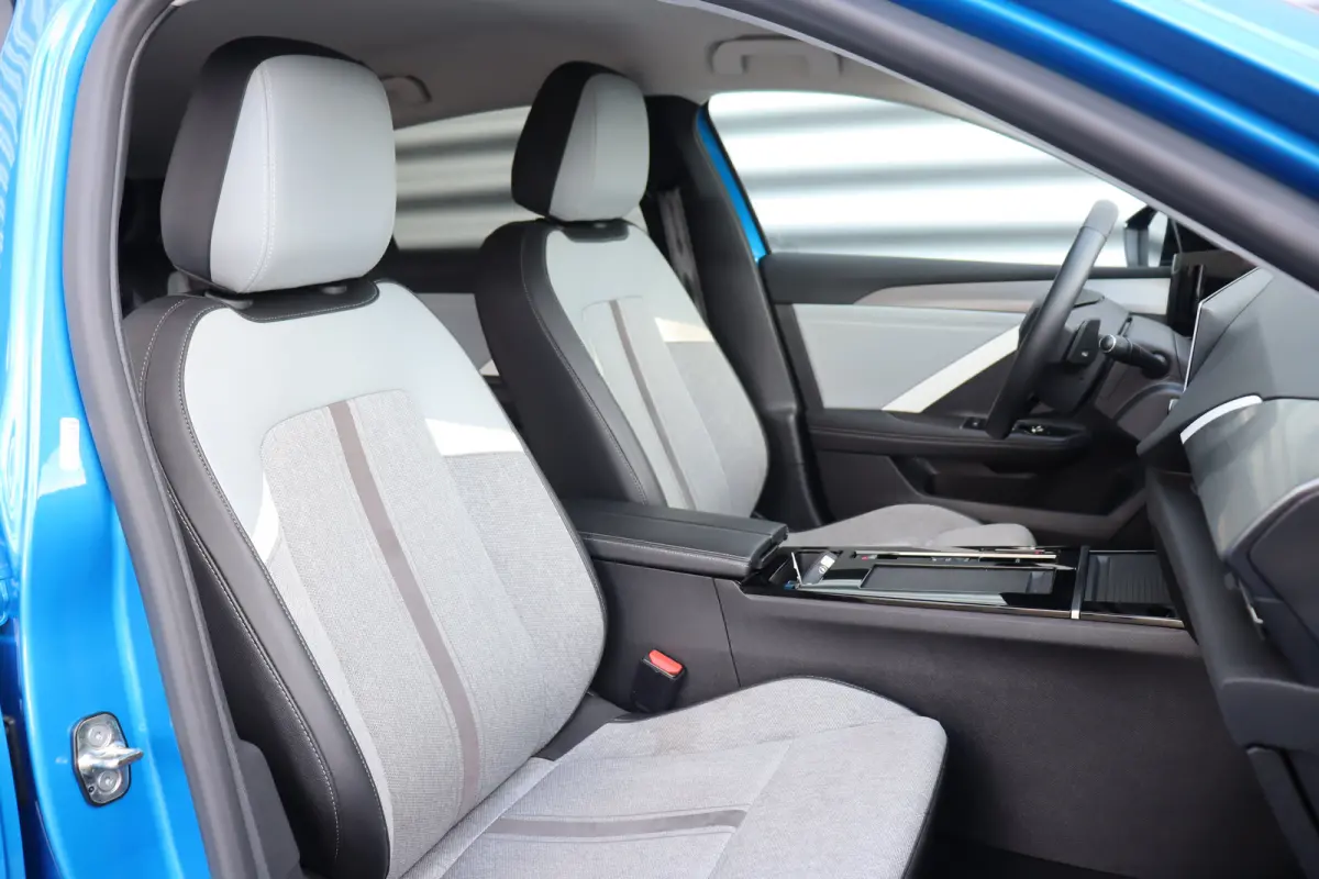 1.2 TURBO 130PK GS-LINE AUTOMAAT / NAVI / HALF-LEDER / CLIMA / LED / PDC / AGR / 17" LMV / CAMERA / KEYLESS / ADAPT. CRUISECONTROL / NIEUWSTAAT !!