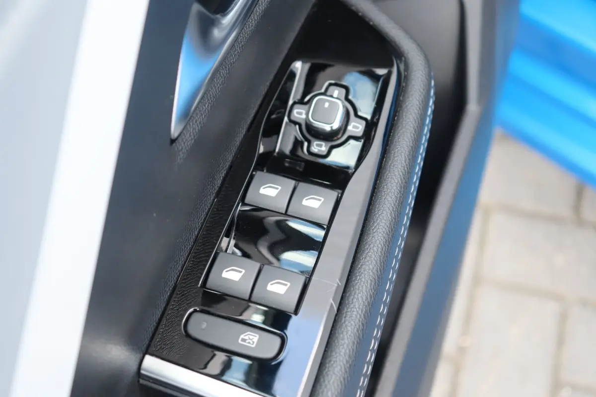 1.2 TURBO 130PK GS-LINE AUTOMAAT / NAVI / HALF-LEDER / CLIMA / LED / PDC / AGR / 17" LMV / CAMERA / KEYLESS / ADAPT. CRUISECONTROL / NIEUWSTAAT !!
