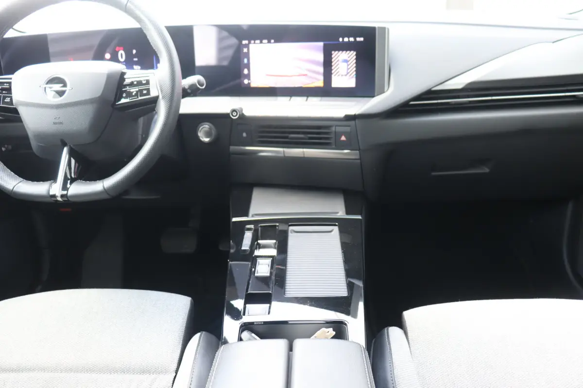1.2 TURBO 130PK GS-LINE AUTOMAAT / NAVI / HALF-LEDER / CLIMA / LED / PDC / AGR / 17" LMV / CAMERA / KEYLESS / ADAPT. CRUISECONTROL / NIEUWSTAAT !!