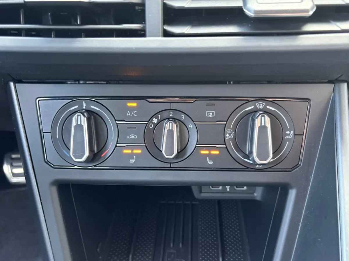 1.0 TSI R-LINE AIRCO NAVI CARPLAY PDC STOELVERW.