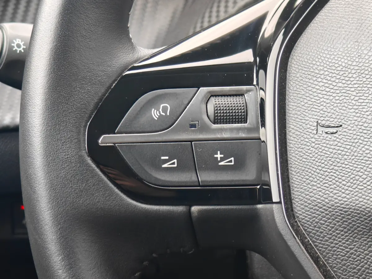 1.2 Allure | Apple Carplay / Android Auto | Achteruitrij Camera | Cruise Control | Climate Control | | Achterbank in delen neerklapbaar | Achteruitrijcamera | Airco (automatisch)