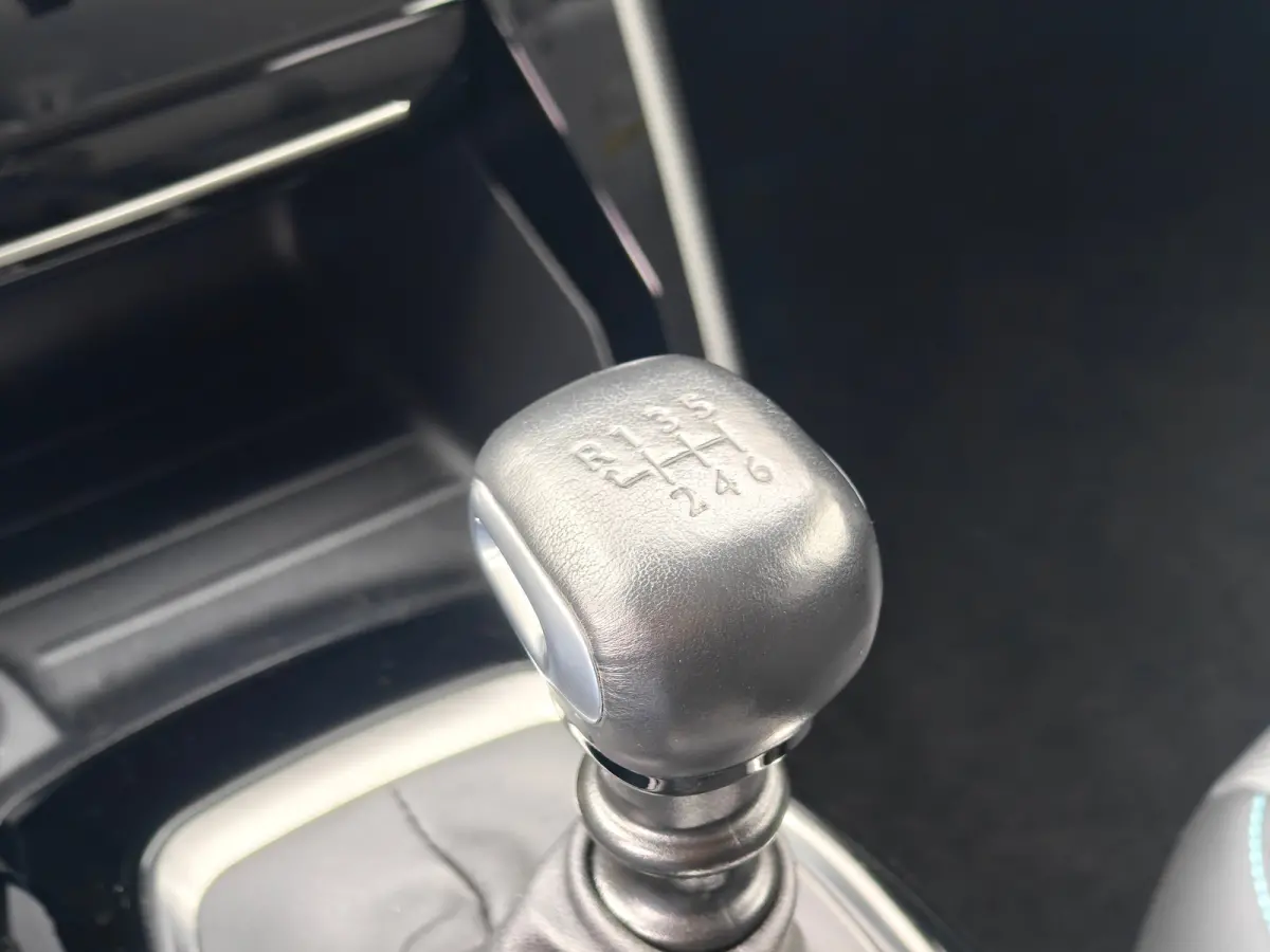 1.2 Allure | Apple Carplay / Android Auto | Achteruitrij Camera | Cruise Control | Climate Control | | Achterbank in delen neerklapbaar | Achteruitrijcamera | Airco (automatisch)