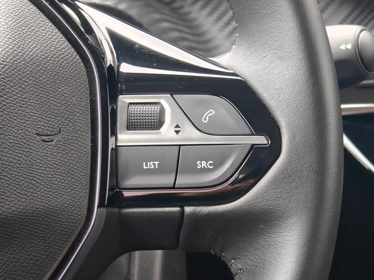 1.2 Allure | Apple Carplay / Android Auto | Achteruitrij Camera | Cruise Control | Climate Control | | Achterbank in delen neerklapbaar | Achteruitrijcamera | Airco (automatisch)