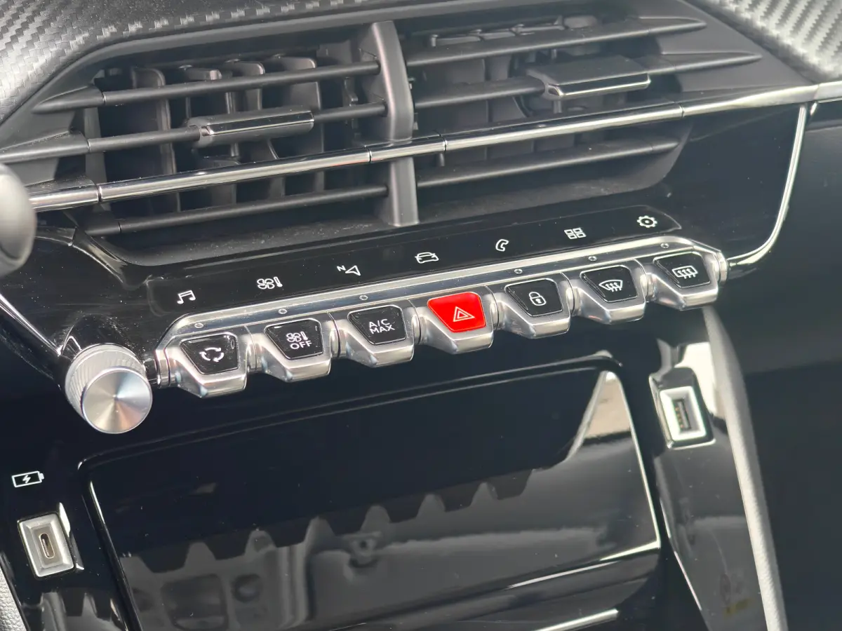 1.2 Allure | Apple Carplay / Android Auto | Achteruitrij Camera | Cruise Control | Climate Control | | Achterbank in delen neerklapbaar | Achteruitrijcamera | Airco (automatisch)