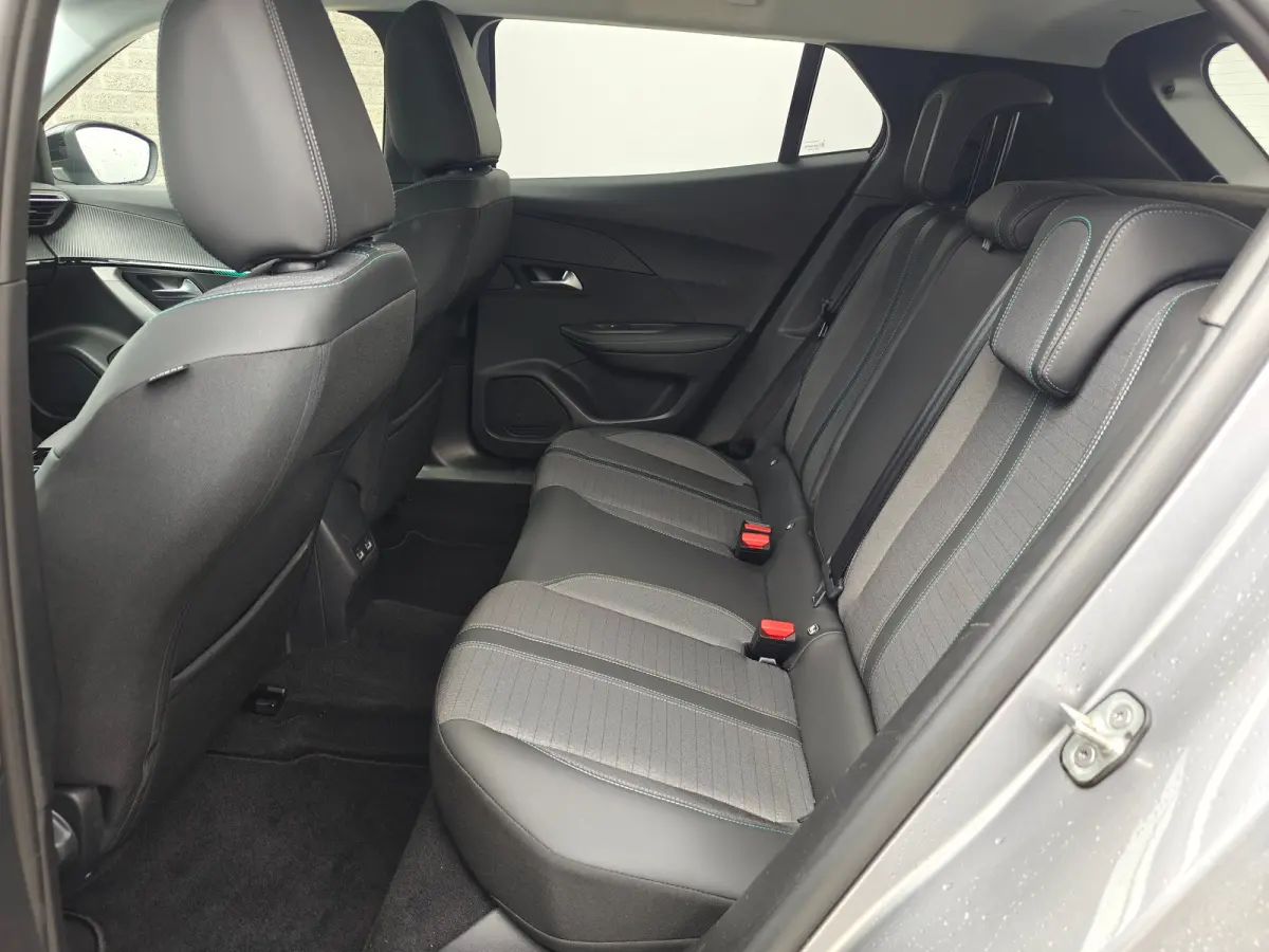 1.2 Allure | Apple Carplay / Android Auto | Achteruitrij Camera | Cruise Control | Climate Control | | Achterbank in delen neerklapbaar | Achteruitrijcamera | Airco (automatisch)