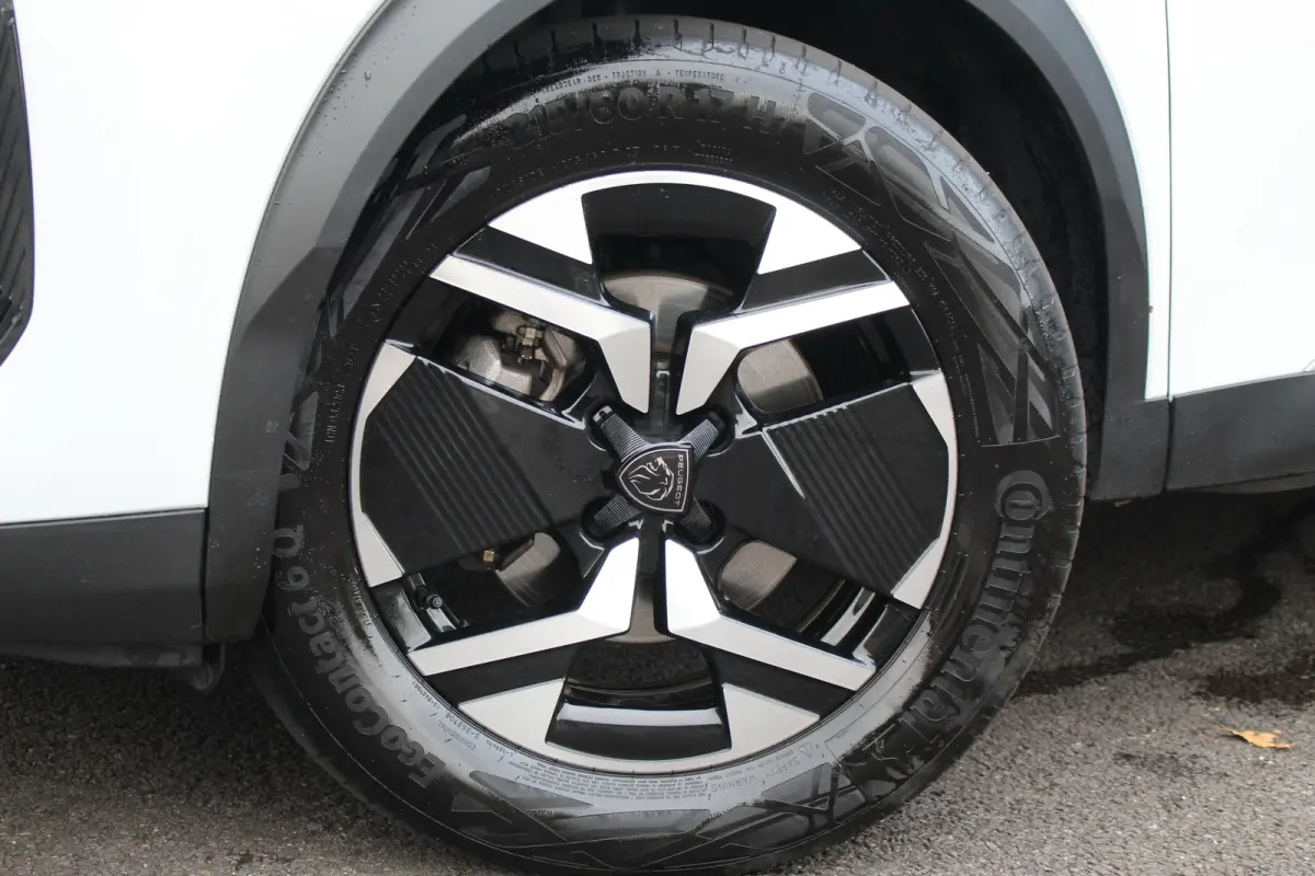 1.2 Hybrid 136 GT | Adap. Cruise C. | Camera | Keyless | Full LED | 17" LMV | Navi | Privacy Glass | Climate Control | Adap. Cruise C. | Camera | Keyless | Full LED | 17" LMV | Navi | Privac