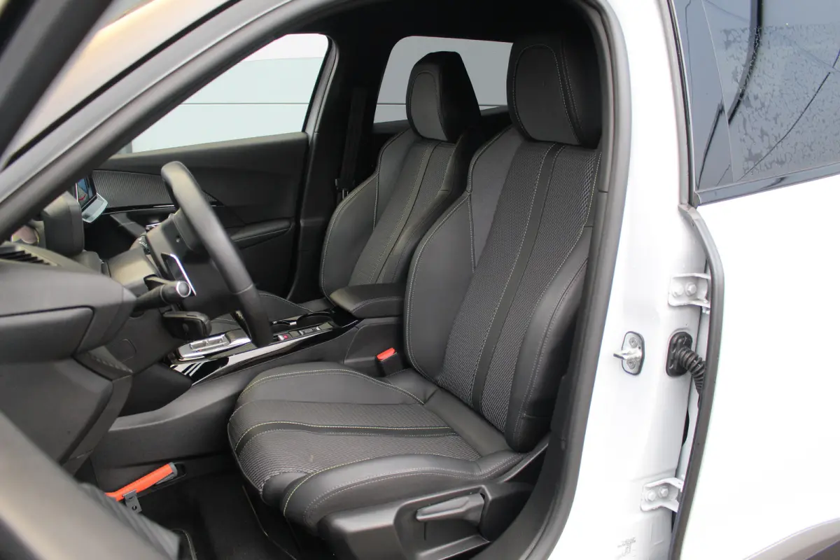 1.2 Hybrid 136 GT | Adap. Cruise C. | Camera | Keyless | Full LED | 17" LMV | Navi | Privacy Glass | Climate Control | Adap. Cruise C. | Camera | Keyless | Full LED | 17" LMV | Navi | Privac