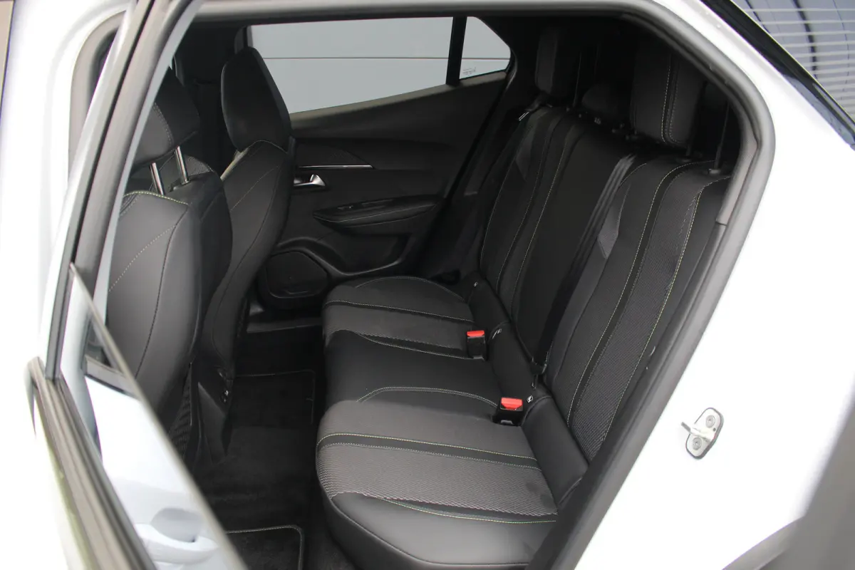 1.2 Hybrid 136 GT | Adap. Cruise C. | Camera | Keyless | Full LED | 17" LMV | Navi | Privacy Glass | Climate Control | Adap. Cruise C. | Camera | Keyless | Full LED | 17" LMV | Navi | Privac