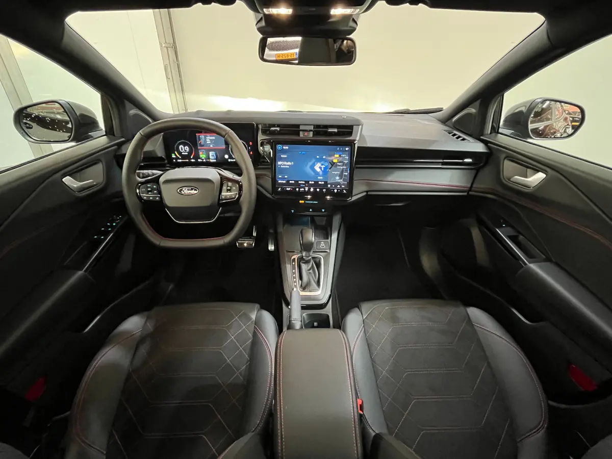 1.0 EcoBoost ST-Line X Automaat | 19" LMV | Achterspoiler | Half-lederen bekleding | Camera | Carplay draadloos | DEMO DEAL!