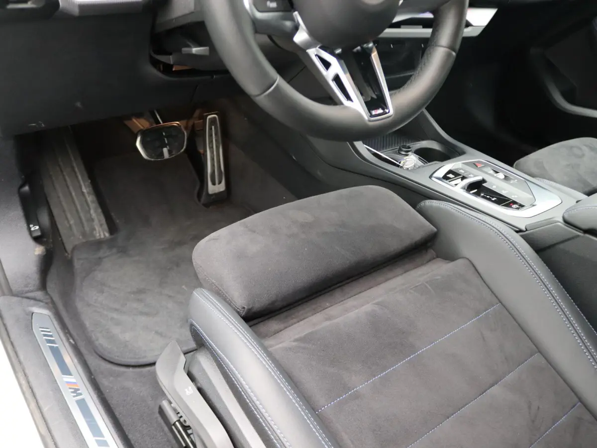 120 M Sportpakket | Premium Pack | Achteruitrijcamera | Driving Assistant | Parking Assistant | 18''