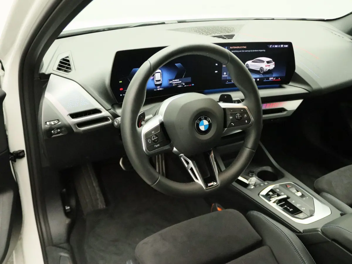 120 M Sportpakket | Premium Pack | Achteruitrijcamera | Driving Assistant | Parking Assistant | 18''