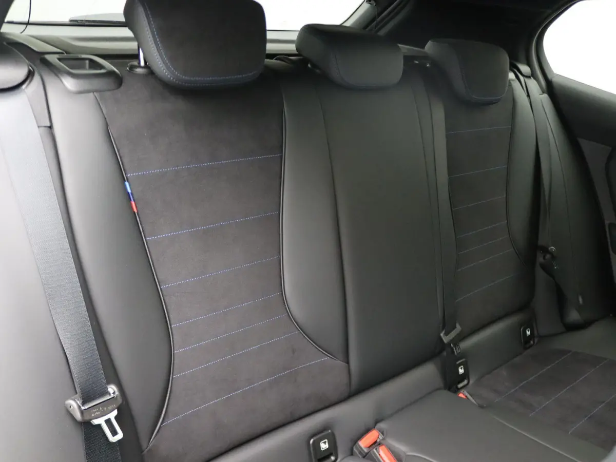 120 M Sportpakket | Premium Pack | Achteruitrijcamera | Driving Assistant | Parking Assistant | 18''