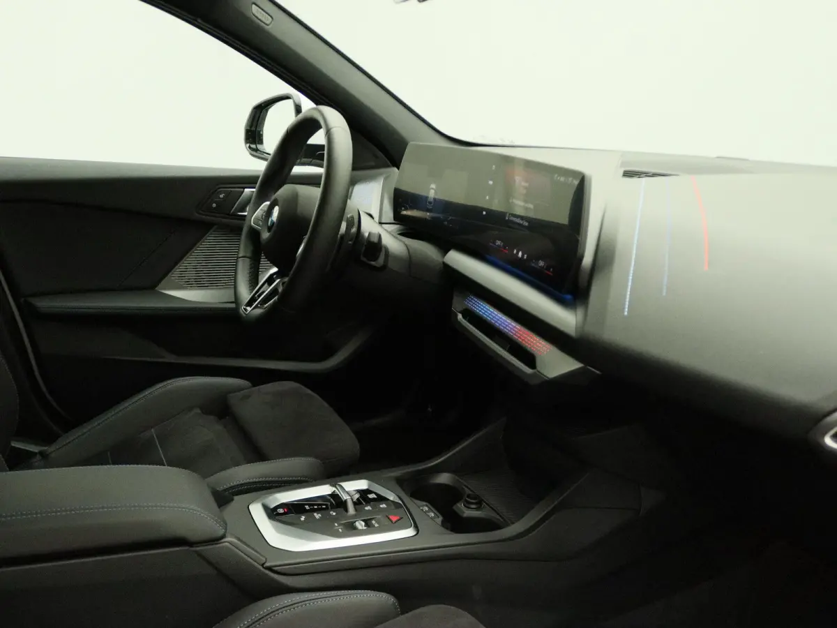 120 M Sportpakket | Premium Pack | Achteruitrijcamera | Driving Assistant | Parking Assistant | 18''