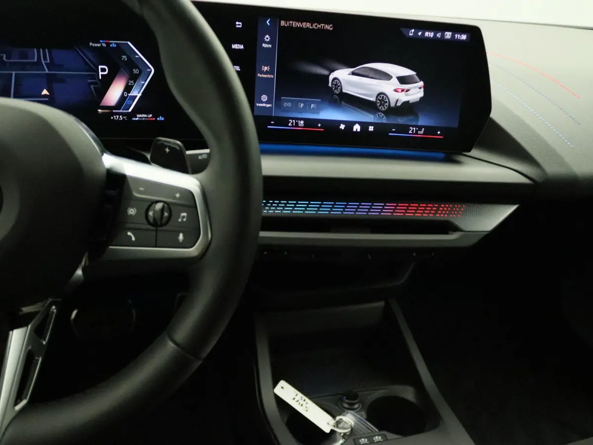 120 M Sportpakket | Premium Pack | Achteruitrijcamera | Driving Assistant | Parking Assistant | 18''