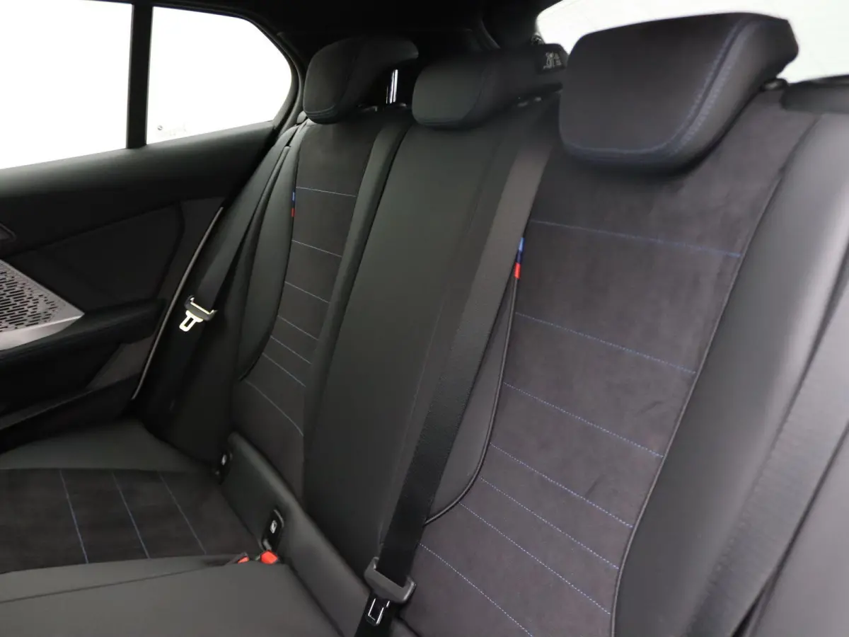 120 M Sportpakket | Premium Pack | Achteruitrijcamera | Driving Assistant | Parking Assistant | 18''