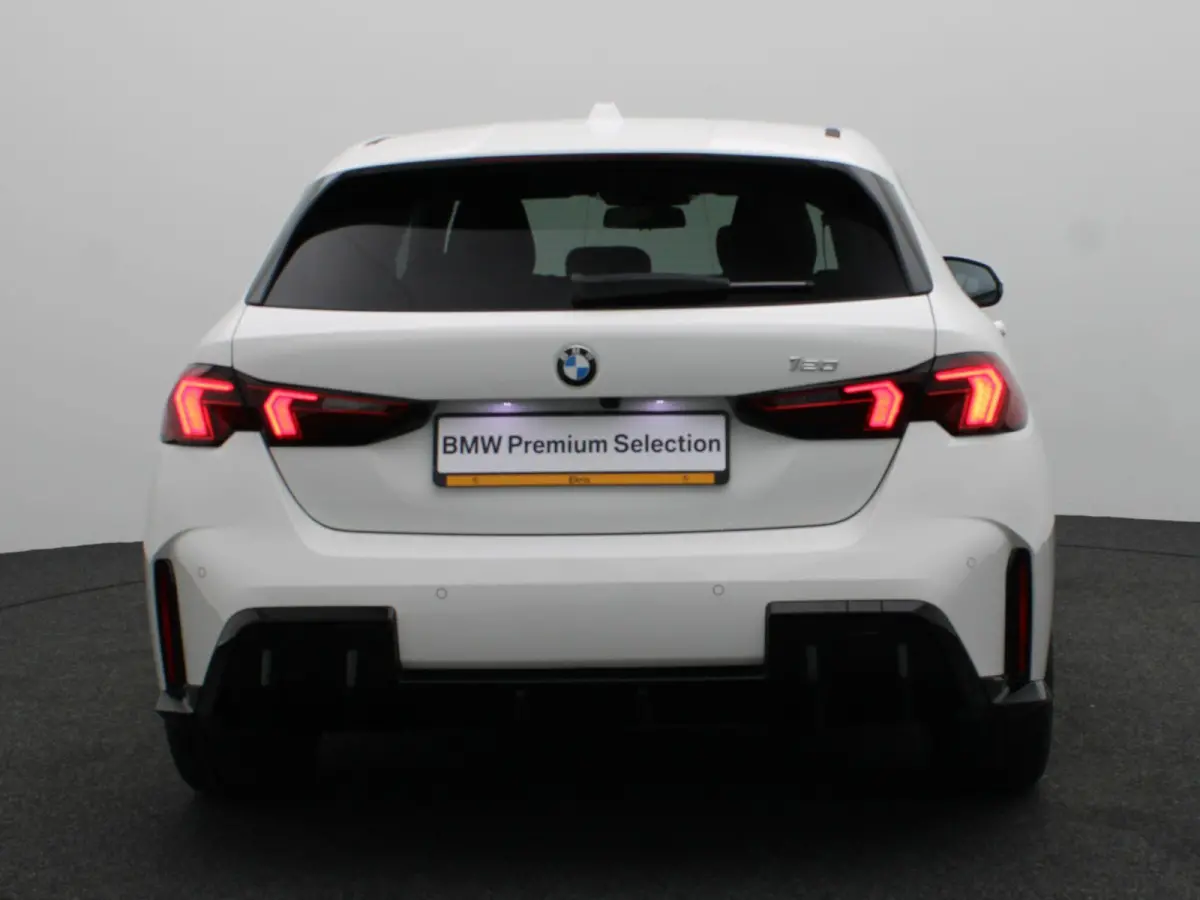 120 M Sportpakket | Premium Pack | Achteruitrijcamera | Driving Assistant | Parking Assistant | 18''
