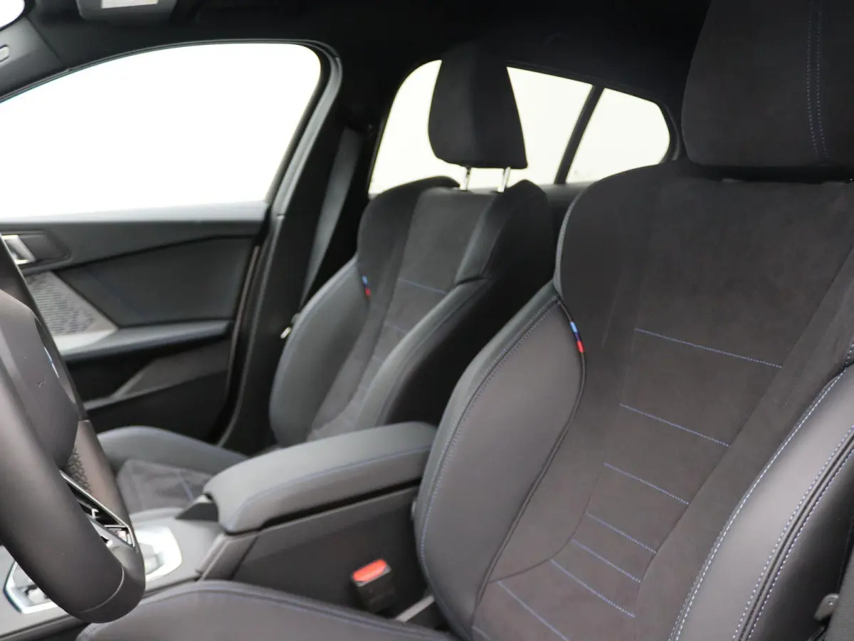 120 M Sportpakket | Premium Pack | Achteruitrijcamera | Driving Assistant | Parking Assistant | 18''