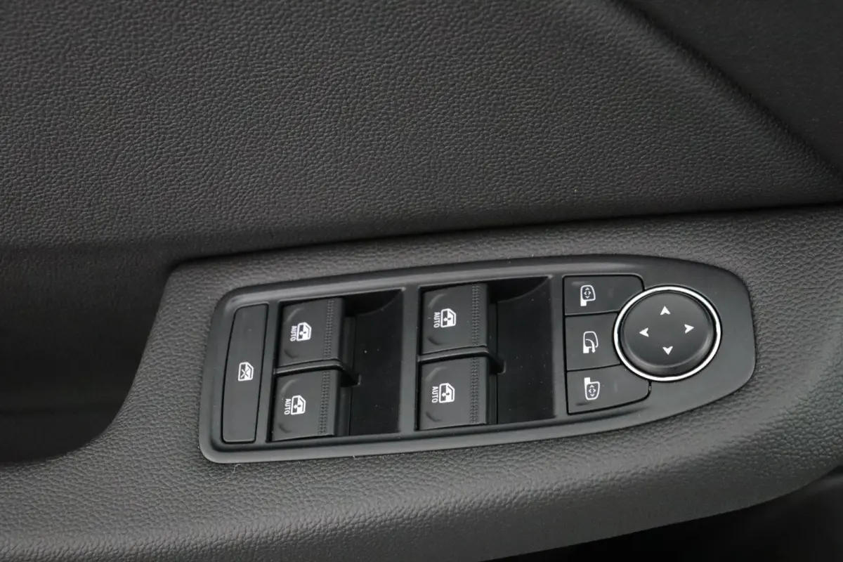 1.0T MT Instyle | Adapt. Cruise | Stoel- & Stuurverw. | BOSE Audio | Parkeercamera |