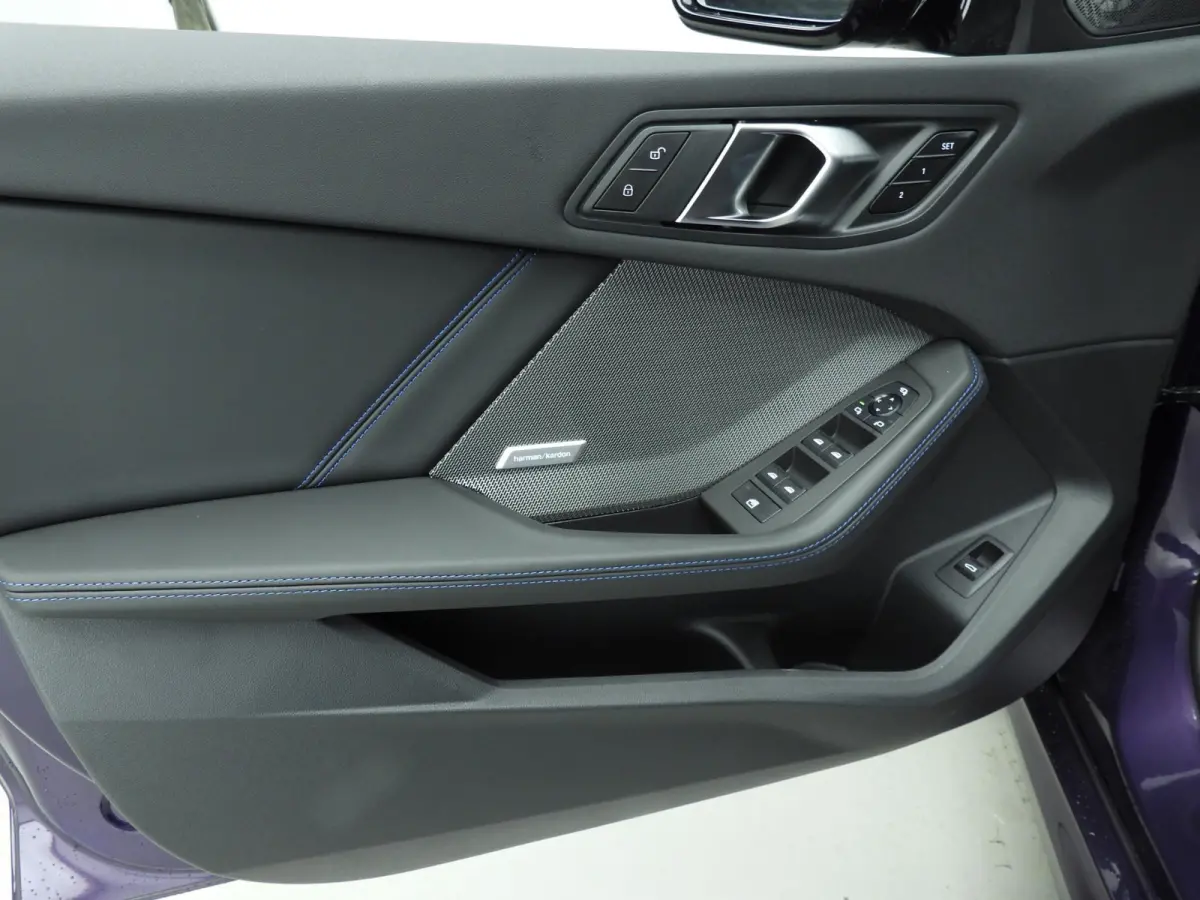 5-deurs 120 | M-Sportpakket | LED | HUD | Active cruise | Panoramadak | Trekhaak | Keyles go | DAB | Harman-kardon sound | Alu 19 inch