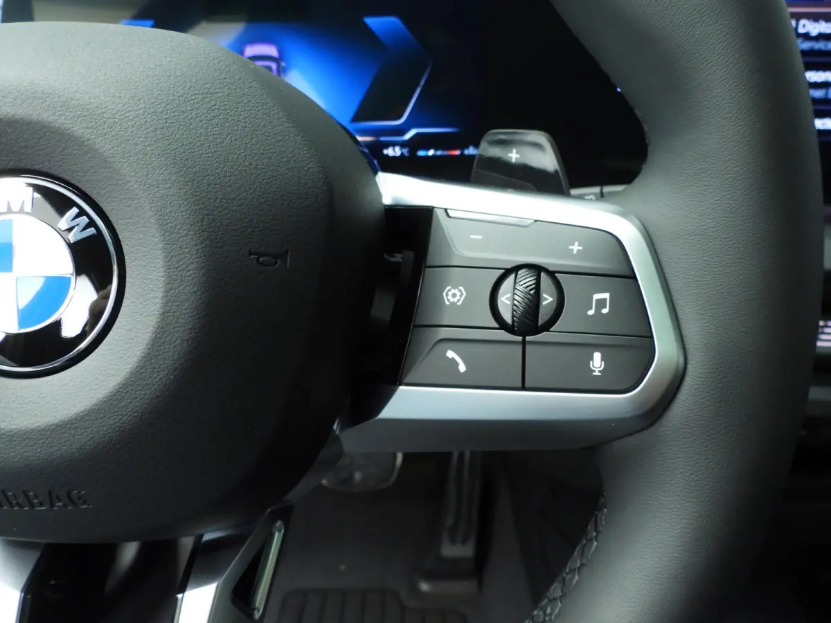 5-deurs 120 | M-Sportpakket | LED | HUD | Active cruise | Panoramadak | Trekhaak | Keyles go | DAB | Harman-kardon sound | Alu 19 inch