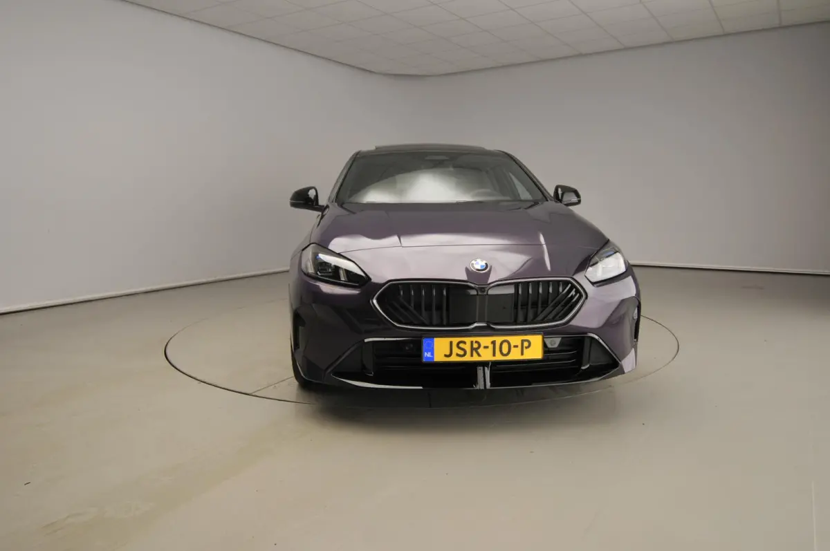 5-deurs 120 | M-Sportpakket | LED | HUD | Active cruise | Panoramadak | Trekhaak | Keyles go | DAB | Harman-kardon sound | Alu 19 inch