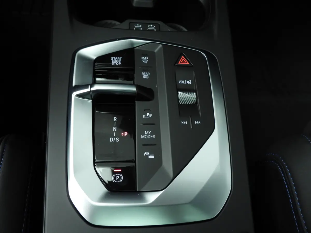 5-deurs 120 | M-Sportpakket | LED | HUD | Active cruise | Panoramadak | Trekhaak | Keyles go | DAB | Harman-kardon sound | Alu 19 inch