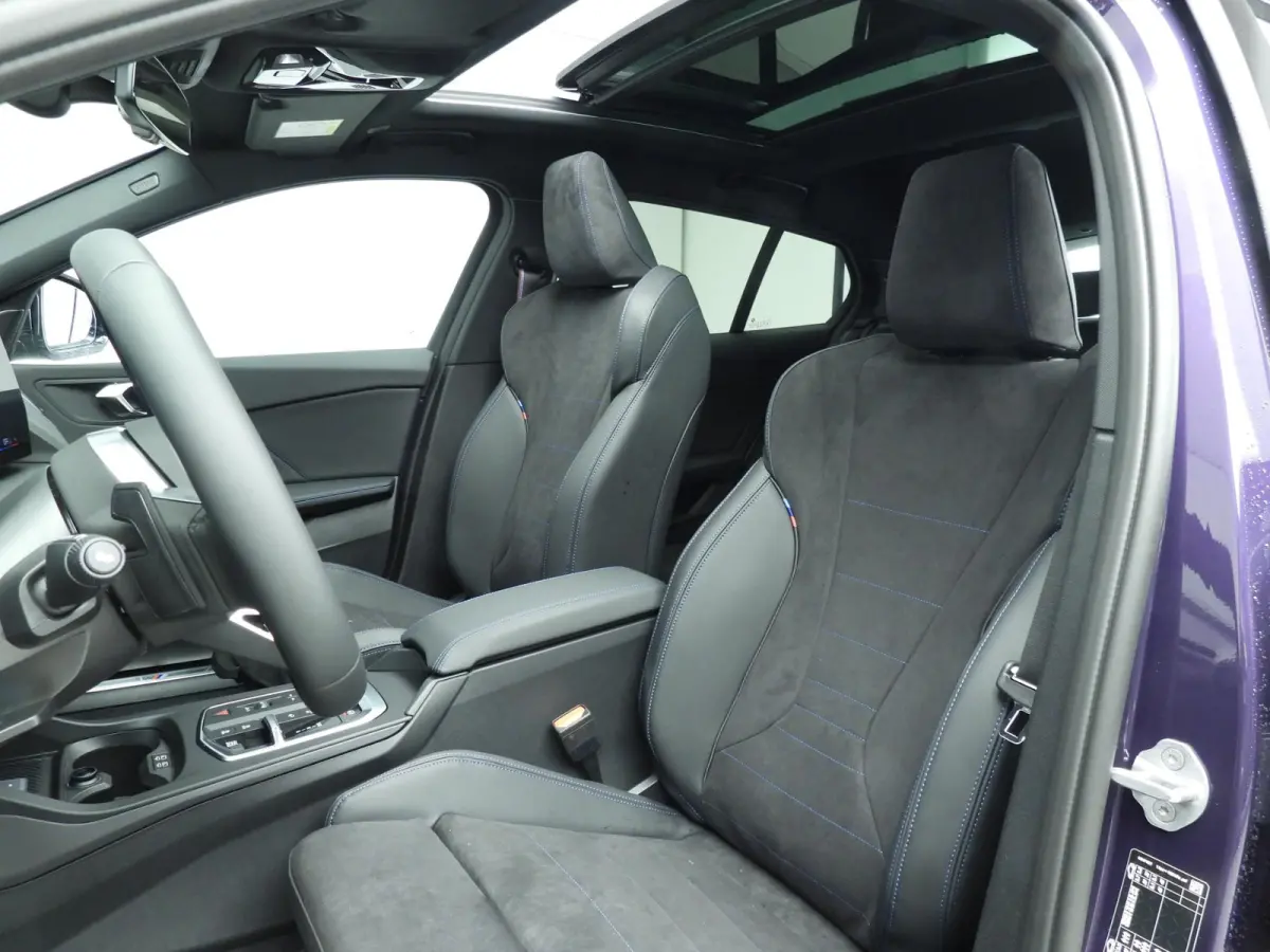 5-deurs 120 | M-Sportpakket | LED | HUD | Active cruise | Panoramadak | Trekhaak | Keyles go | DAB | Harman-kardon sound | Alu 19 inch