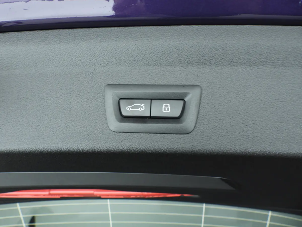 5-deurs 120 | M-Sportpakket | LED | HUD | Active cruise | Panoramadak | Trekhaak | Keyles go | DAB | Harman-kardon sound | Alu 19 inch