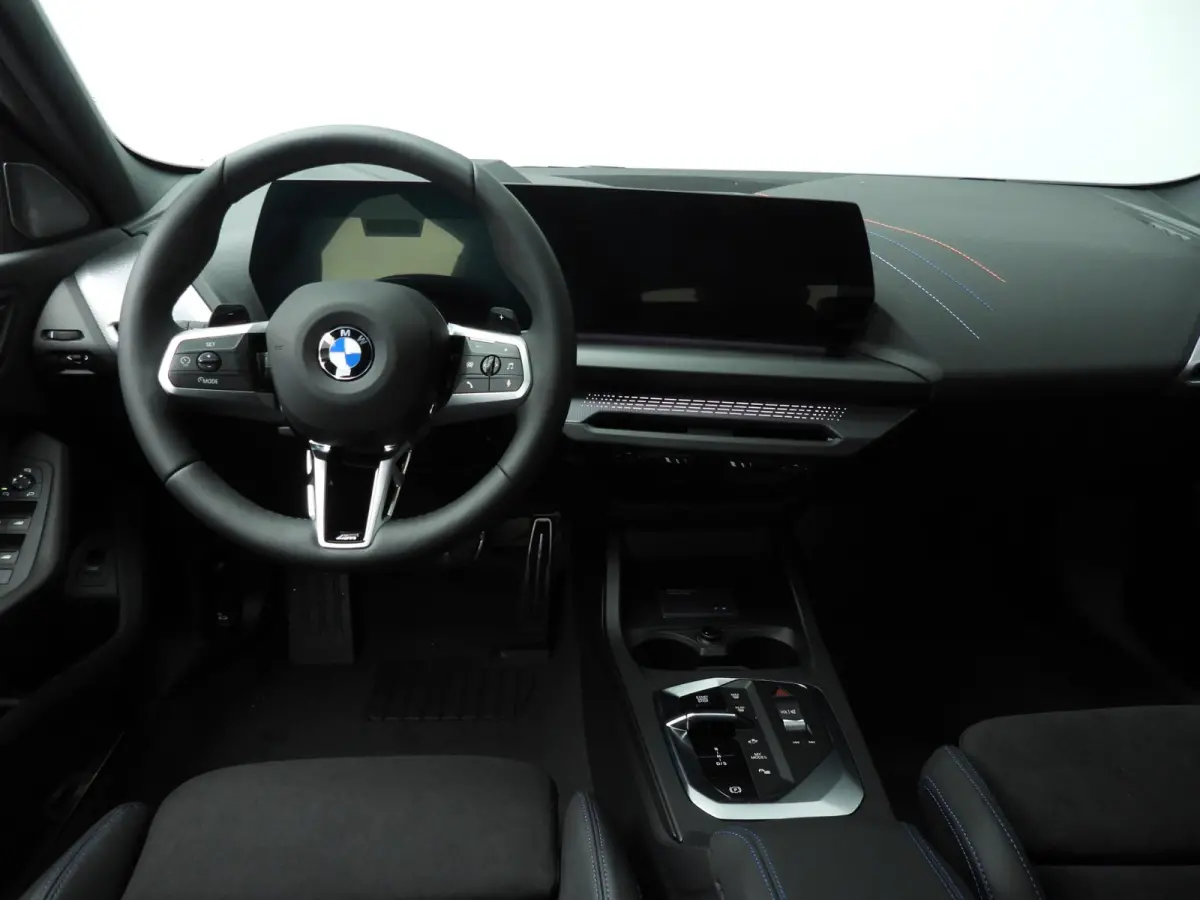 5-deurs 120 | M-Sportpakket | LED | HUD | Active cruise | Panoramadak | Trekhaak | Keyles go | DAB | Harman-kardon sound | Alu 19 inch