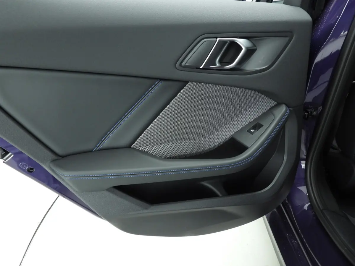 5-deurs 120 | M-Sportpakket | LED | HUD | Active cruise | Panoramadak | Trekhaak | Keyles go | DAB | Harman-kardon sound | Alu 19 inch