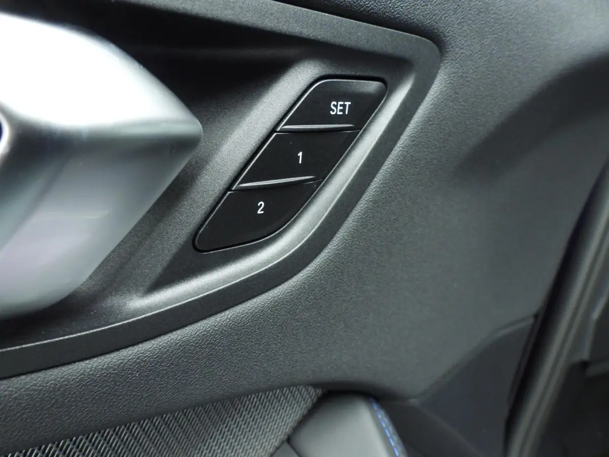 5-deurs 120 | M-Sportpakket | LED | HUD | Active cruise | Panoramadak | Trekhaak | Keyles go | DAB | Harman-kardon sound | Alu 19 inch