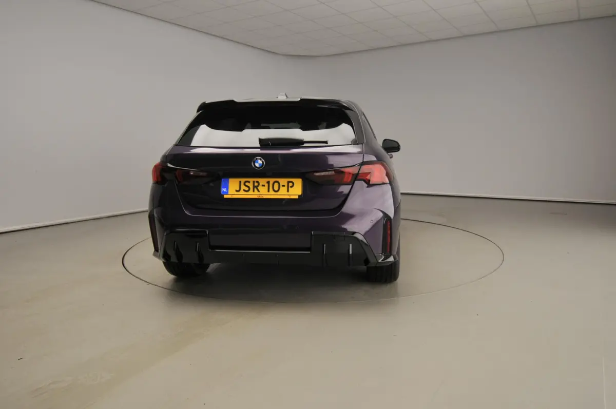 5-deurs 120 | M-Sportpakket | LED | HUD | Active cruise | Panoramadak | Trekhaak | Keyles go | DAB | Harman-kardon sound | Alu 19 inch