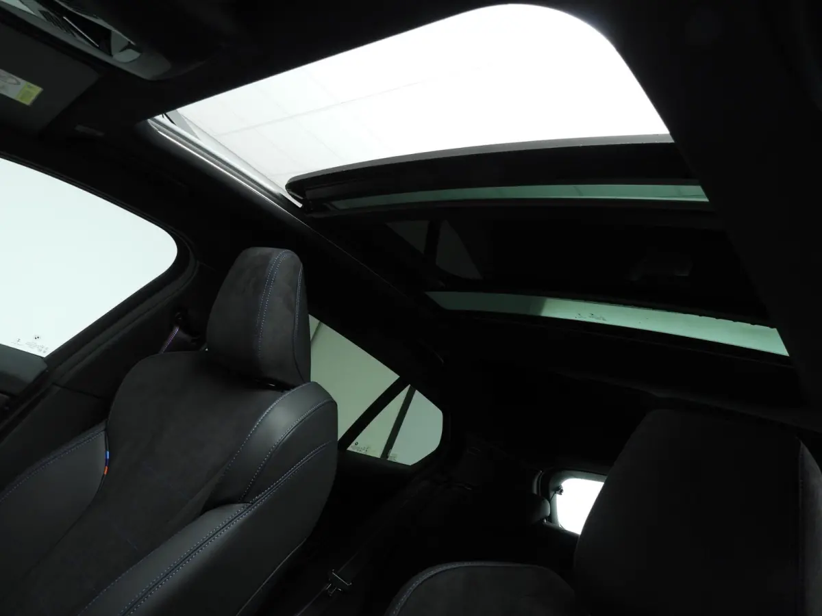 5-deurs 120 | M-Sportpakket | LED | HUD | Active cruise | Panoramadak | Trekhaak | Keyles go | DAB | Harman-kardon sound | Alu 19 inch