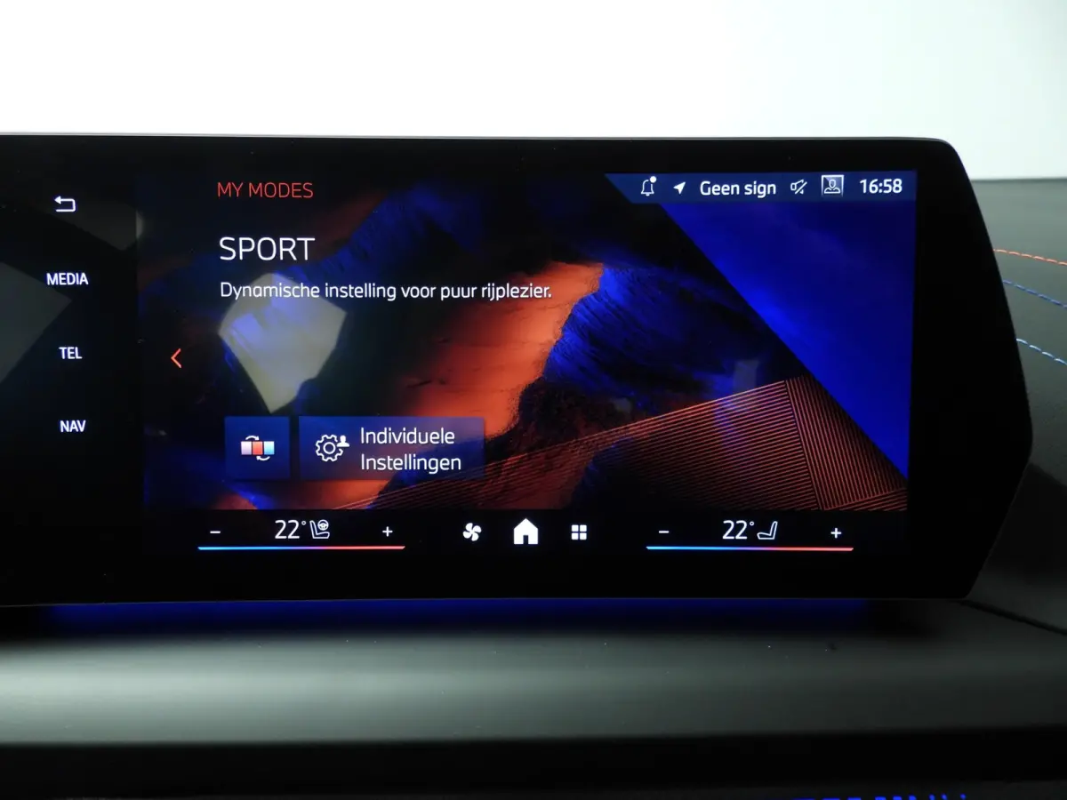 5-deurs 120 | M-Sportpakket | LED | HUD | Active cruise | Panoramadak | Trekhaak | Keyles go | DAB | Harman-kardon sound | Alu 19 inch