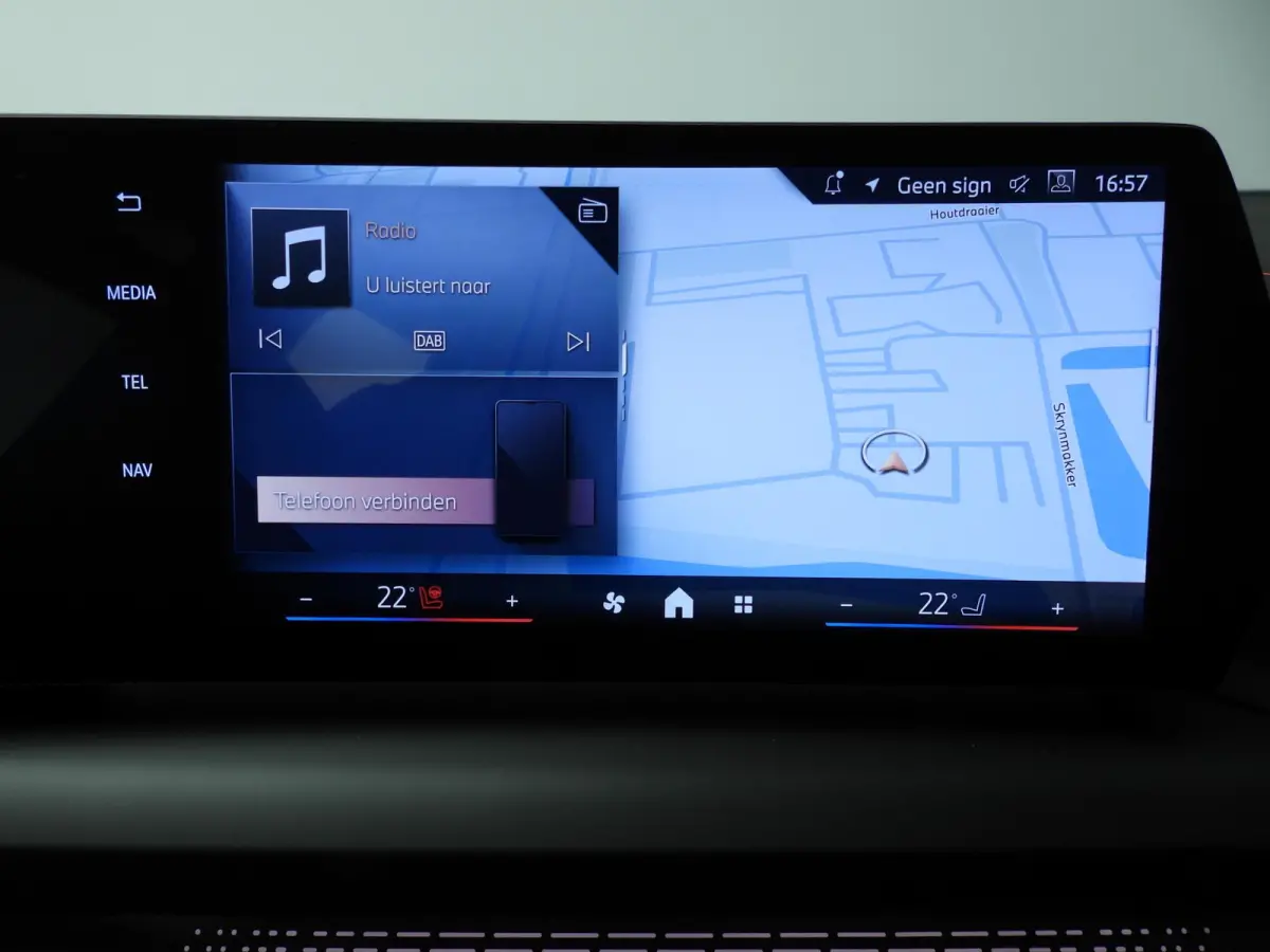 5-deurs 120 | M-Sportpakket | LED | HUD | Active cruise | Panoramadak | Trekhaak | Keyles go | DAB | Harman-kardon sound | Alu 19 inch