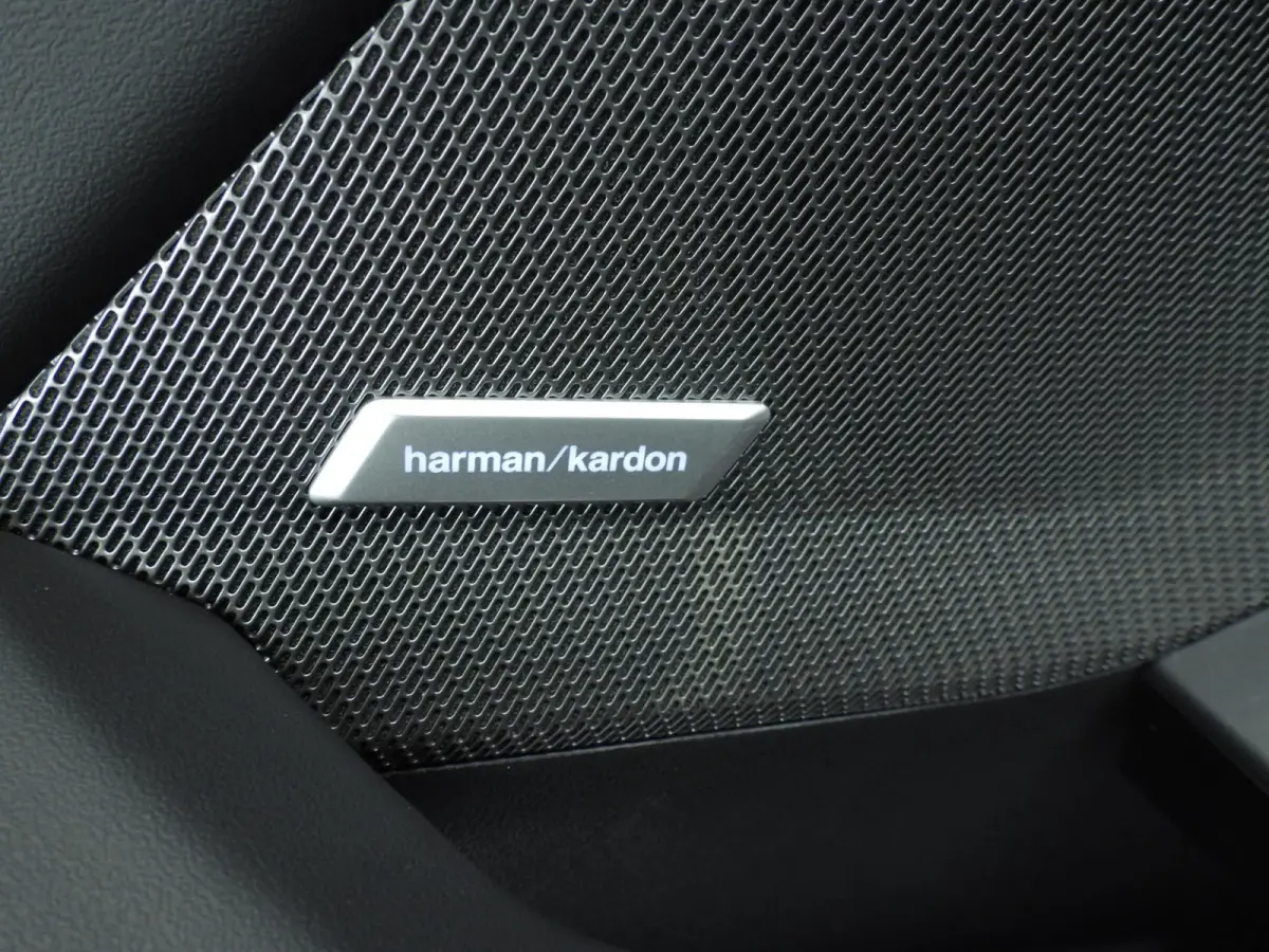 5-deurs 120 | M-Sportpakket | LED | HUD | Active cruise | Panoramadak | Trekhaak | Keyles go | DAB | Harman-kardon sound | Alu 19 inch