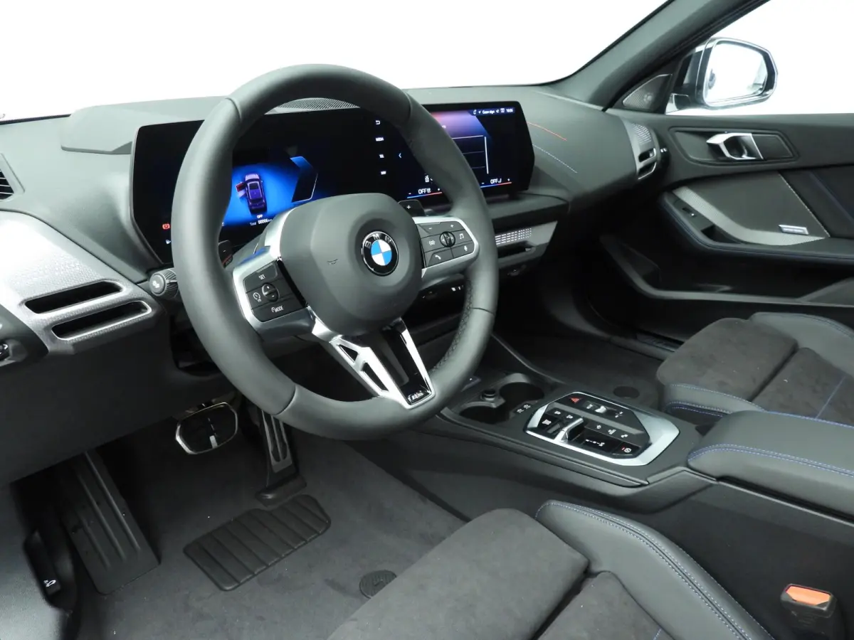 5-deurs 120 | M-Sportpakket | LED | HUD | Active cruise | Panoramadak | Trekhaak | Keyles go | DAB | Harman-kardon sound | Alu 19 inch
