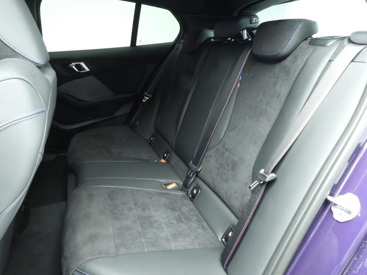5-deurs 120 | M-Sportpakket | LED | HUD | Active cruise | Panoramadak | Trekhaak | Keyles go | DAB | Harman-kardon sound | Alu 19 inch