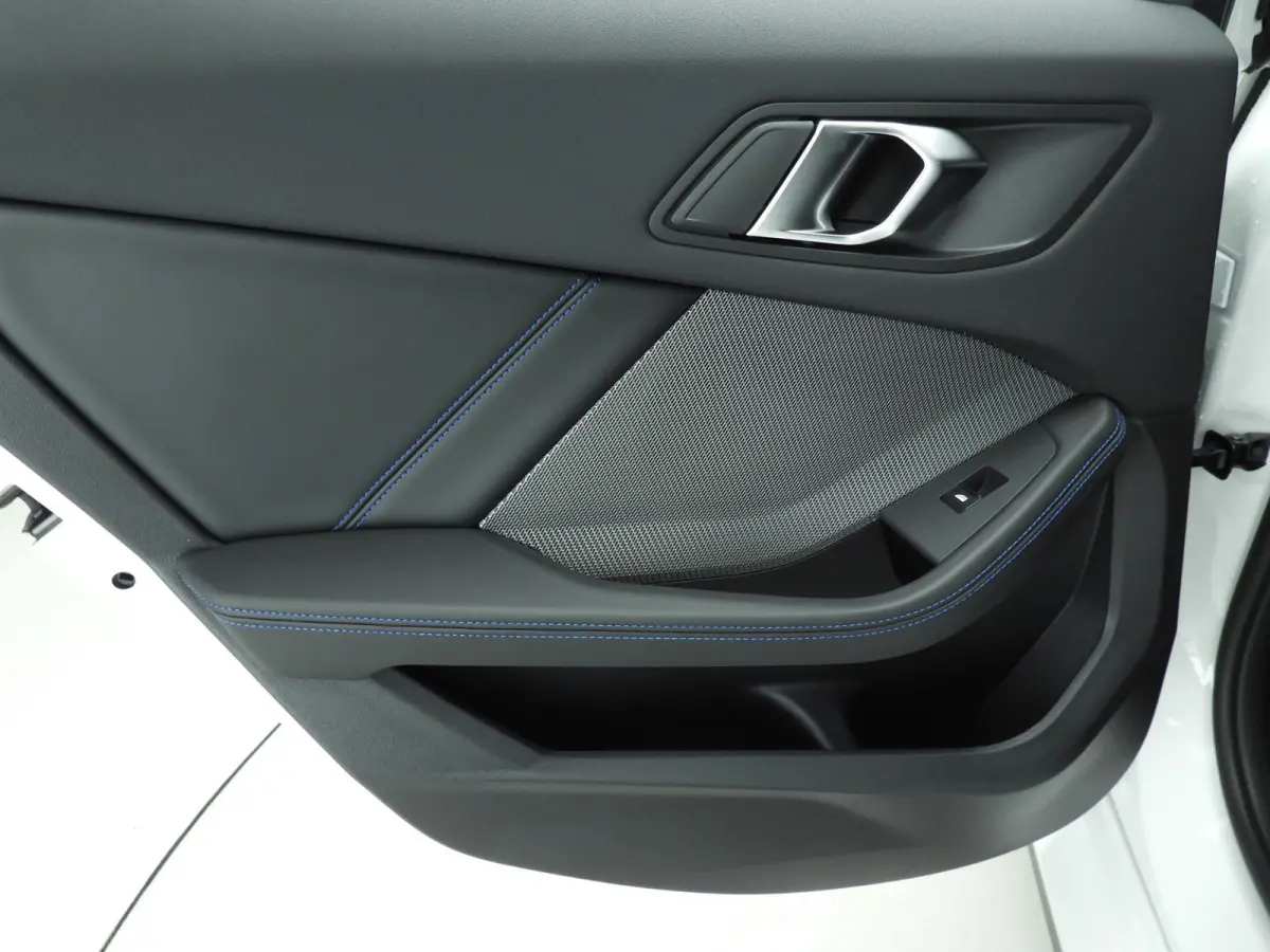 5-deurs 120 | M-Sportpakket | LED | HUD | Active cruise | Schuifdak | Trekhaak | DAB | Harman-kardon sound | Alu 19 inch