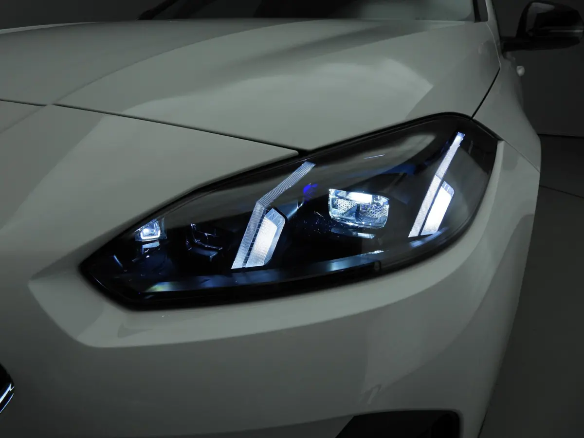 5-deurs 120 | M-Sportpakket | LED | HUD | Active cruise | Schuifdak | Trekhaak | DAB | Harman-kardon sound | Alu 19 inch
