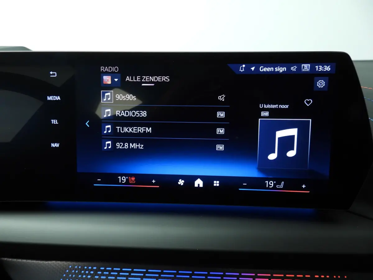5-deurs 120 | M-Sportpakket | LED | HUD | Active cruise | Schuifdak | Trekhaak | DAB | Harman-kardon sound | Alu 19 inch