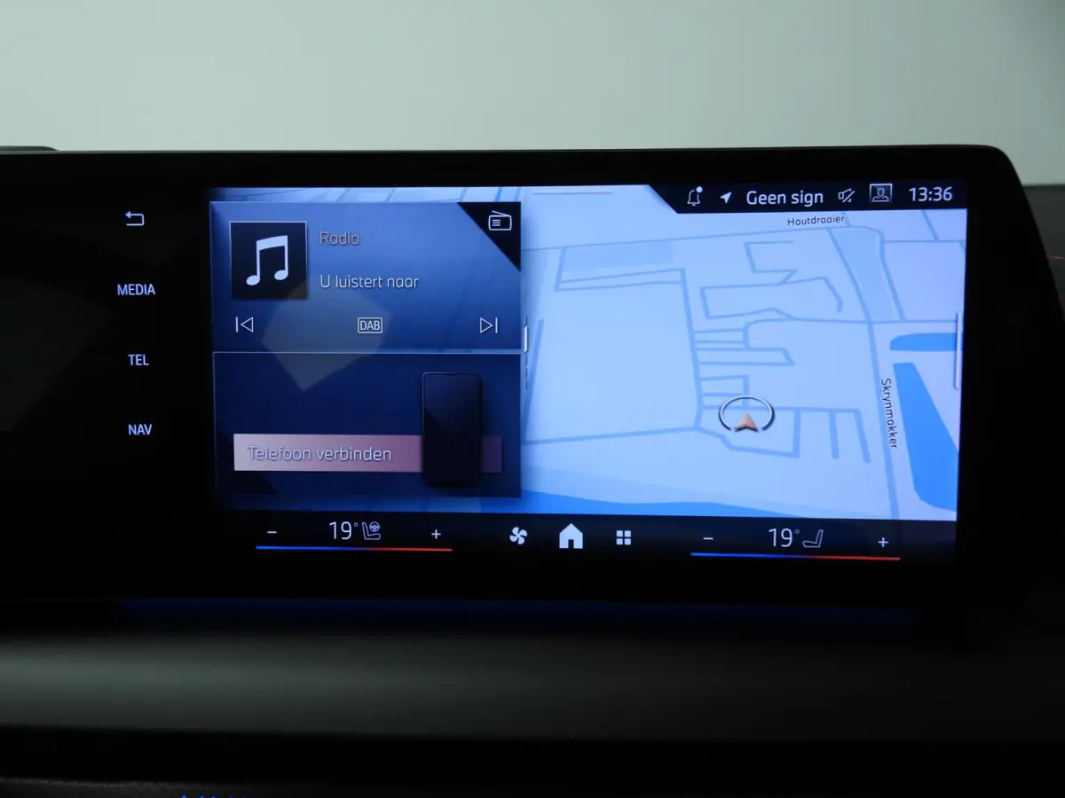 5-deurs 120 | M-Sportpakket | LED | HUD | Active cruise | Schuifdak | Trekhaak | DAB | Harman-kardon sound | Alu 19 inch