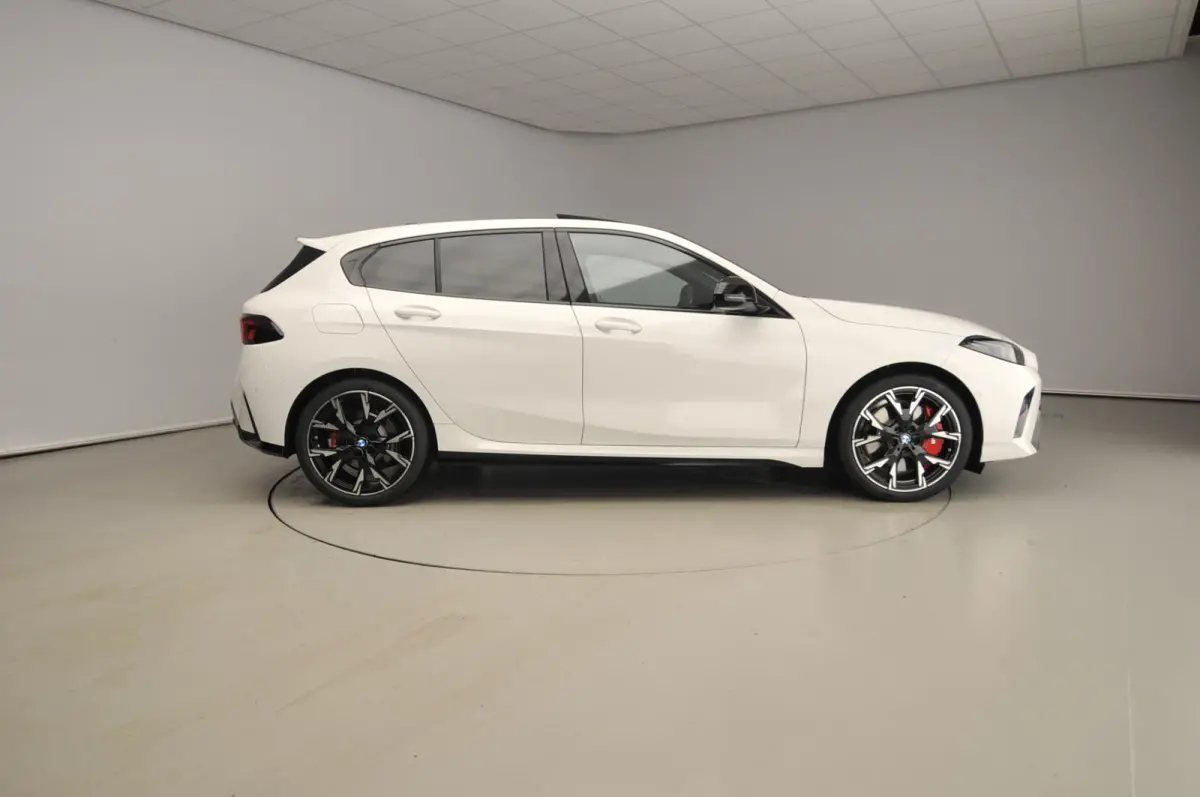 5-deurs 120 | M-Sportpakket | LED | HUD | Active cruise | Schuifdak | Trekhaak | DAB | Harman-kardon sound | Alu 19 inch