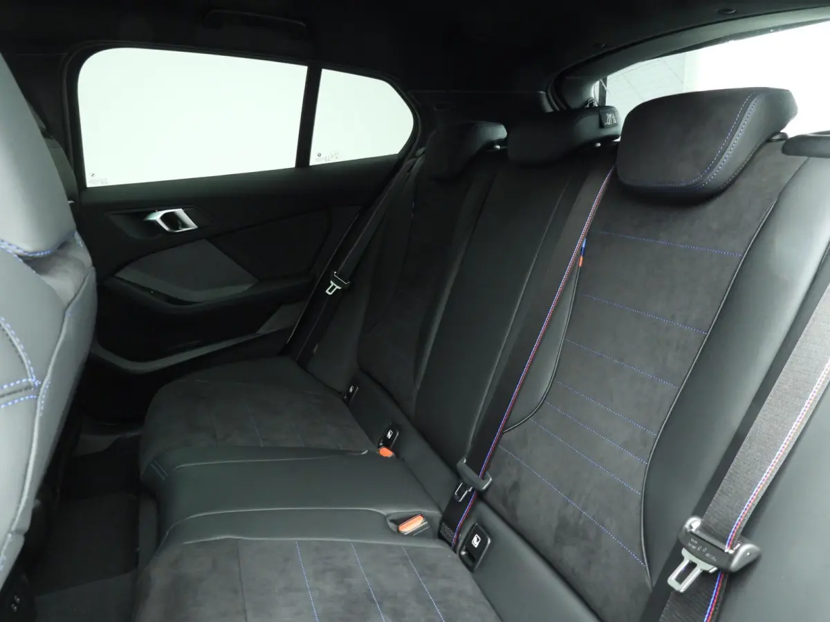 5-deurs 120 | M-Sportpakket | LED | HUD | Active cruise | Schuifdak | Trekhaak | DAB | Harman-kardon sound | Alu 19 inch